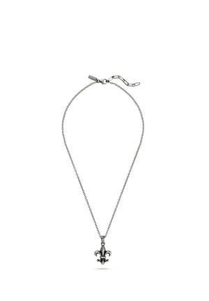 Zilveren ketting met fleur-de-lis hanger en een verstelbare karabijnsluiting op een witte achtergrond.