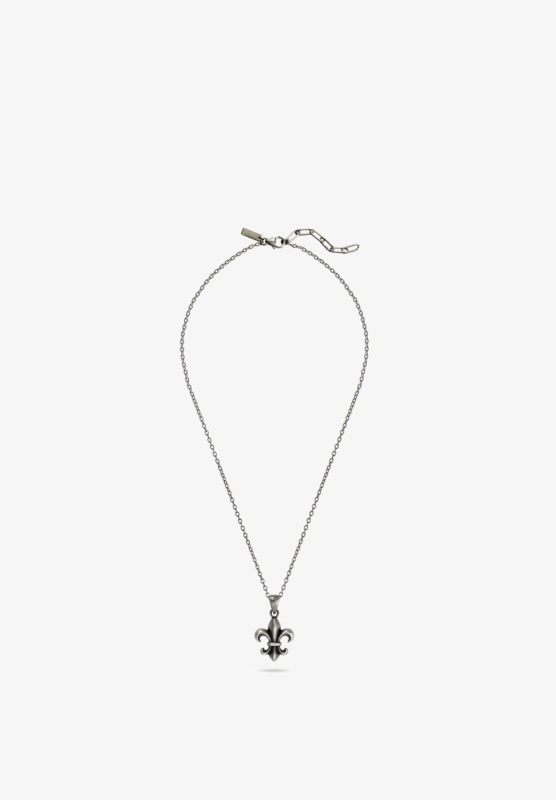 Collier chaîne en argent avec pendentif fleur-de-lis et fermoir réglable à pince de homard sur fond blanc.