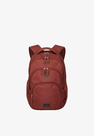 Mochila de color óxido con múltiples compartimentos con cremallera, correas acolchadas para los hombros, bolsillos laterales de malla y un asa superior.