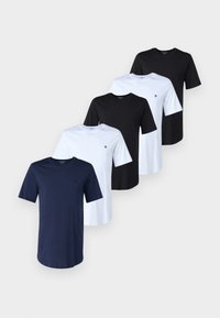 Fünf T-Shirts aus Baumwolle in Marineblau, Schwarz und Weiß. Jedes hat einen Rundhalsausschnitt und kurze Ärmel. Ein kleines Logo erscheint auf der linken Brust jedes Shirts.
