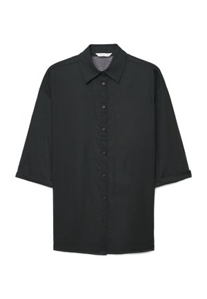 Czarna, dużych rozmiarów koszula na guziki z podwiniętymi rękawami do trzy czwarte i klasycznym, spiczastym kołnierzykiem.