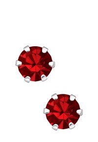Orecchini a bottone in cristallo rosso con forme rotonde e superfici sfaccettate, fissati da sei unghie di colore argento per una vestibilità sicura.