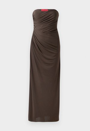 Robe de soirée marron sans bretelles avec des détails en tissu drapé, longueur au sol et une étiquette Halston bien visible en haut.