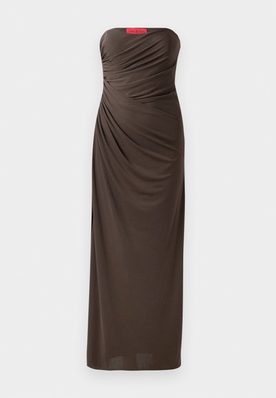 Abito da sera marrone senza spalline con dettagli in tessuto drappeggiato, design lungo fino al pavimento e una vistosa etichetta con il logo Halston sulla parte superiore.