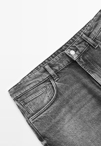 Mörkgrå denimjeans med klassisk femficksdesign, metallknapplås och synlig söm. Mjuk textur med lätt blekning.