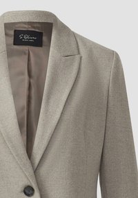 Lichtgrijze blazer van textiel met textuur, voorzien van een notch-kraag, twee voorzakken en een enkele zwarte knoopsluiting.