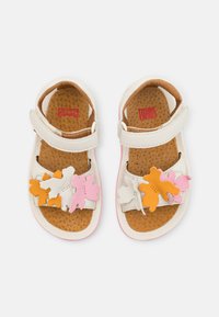 Sandali in pelle bianca con accenti rosa, caratterizzati da applicazioni colorate a forma di foglia in arancione, rosa e bianco; cinturino in velcro e soletta perforata.