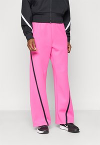 Ροζ παντελόνι φόρμας με φαρδύ πόδι και μαύρη ρίγα στο πλάι, κατασκευασμένο από απαλό ύφασμα, με ελαστική μέση και άνετη εφαρμογή.