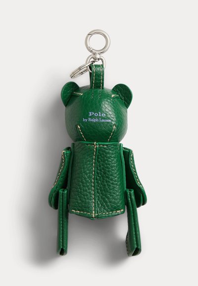 Porte-clés ours en cuir vert avec anneau argenté, détails cousus, et « Polo by Ralph Lauren » imprimé à l'arrière de la tête.