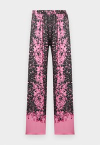 Ροζ και μαύρο παντελόνι με φαρδιά μπατζάκια, με μοτίβο που μοιάζει με λέπια και περίτεχνα μπαρόκ διακοσμητικά κοντά στο τελείωμα, σε απλό φόντο.