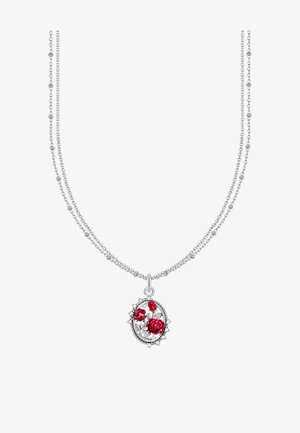 Silberne Halskette mit zwei Ketten und einem ovalen Anhänger, der mit roten Rosen und klaren Steinen verziert ist, detailliert mit kunstvollen floralen Mustern.