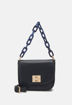 Schwarze Lederhandtasche mit goldenem Verschluss, blauem klobigem Kettenhenkel und abnehmbarem, schwarzem, verstellbarem Riemen auf weißem Hintergrund.