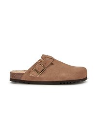 Zoccolo in suede marrone con superficie testurizzata, punta arrotondata e fibbia regolabile. Foderato in materiale morbido e suola spessa e scura.