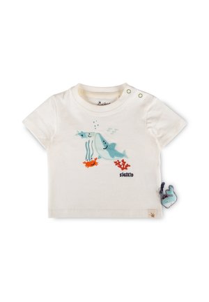 Weißes Baby-T-Shirt mit grünen Druckknöpfen, mit einem blauen Hai, Fisch, orangefarbener Krabbe, Korallendesign und einem kleinen an der Seite befestigten Haisspielzeug.