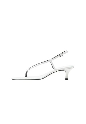 Sandalia de tacón de gatito blanca con tiras finas, cierre de hebilla, puntera abierta y tacón bajo y delgado.