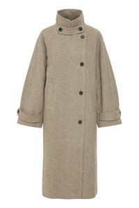 Beige vilnas mēteli ar augstu apkakli, priekšpuses pogu aizdari, raglana piedurknēm un sānu kabatām. Izgatavots no faktūru bagāta, mīksta auduma.