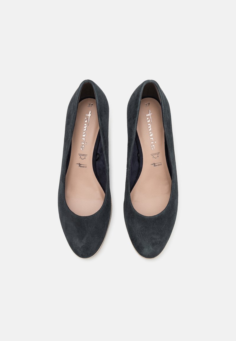 Donker marineblauwe suède ballerina's met een ronde neus, een gladde binnenvoering en subtiele branding op de binnenzool. Heeft een platte zool en een minimalistisch ontwerp.