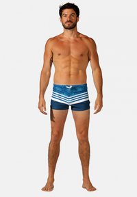 Shorts de bain pour hommes en bleu foncé avec un motif de rayures géométriques blanches dégradées. Taille élastique avec cordon de serrage pour un ajustement réglable.
