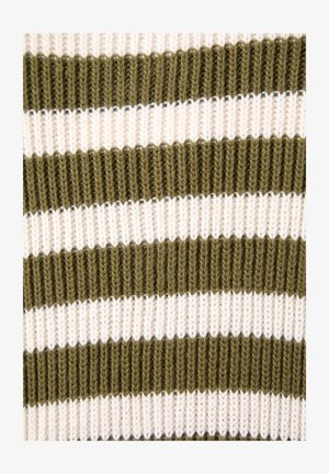 Pletený sveter z látky s alternujúcimi širokými pruhmi olivovo zelenej a svetlej krémovej farby. Hrebienková štruktúra pridáva hĺbku a detaily.