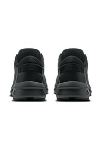 Zwarte sportieve schoenen met een gladde synthetische bovenkant, gevoerde hiel en een geprofileerde zool met een modern ontwerp.