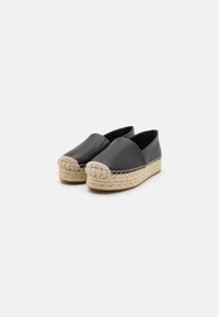 Sorte læder espadriller med rund tå og en sål af vævet jute reb. Sålen har en diskret dekorativ stikning langs kanten.