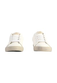 Zapatillas blancas hechas de un material suave con suela de goma beige, que cuentan con un diseño clásico de cordones y acentos minimalistas.