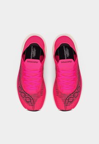 Φωτεινά ροζ αθλητικά παπούτσια Saucony με μαύρα σχέδια και κορδόνια, φωτογραφημένα από πάνω σε λευκό φόντο.