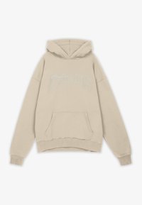 Sweatshirt à capuche beige avec une poche kangourou sur le devant et un texte ton sur ton. Présente des manches longues, des poignets côtelés et une texture brossée.