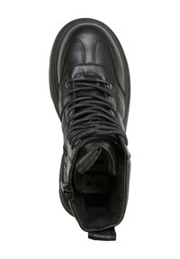 Mustad nahkjalatsid ümara varba, tekstureeritud pealmise osa, nööpimisega disaini ja külje tõmblukuga. Omavad pehmendatud krae ja logoga sisetalda.