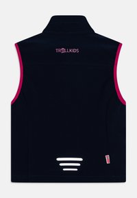 Gilet sans manches en navy avec des accents roses, avec un col haut, des détails réfléchissants et un texte brodé au dos, fabriqué à partir d'un tissu doux.