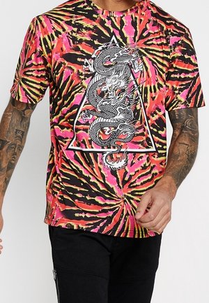 Kurzärmliges T-Shirt im Batikmuster in Pink, Schwarz und Orange, mit einem zentralen Grafikdesign eines Drachen innerhalb eines Dreiecks.