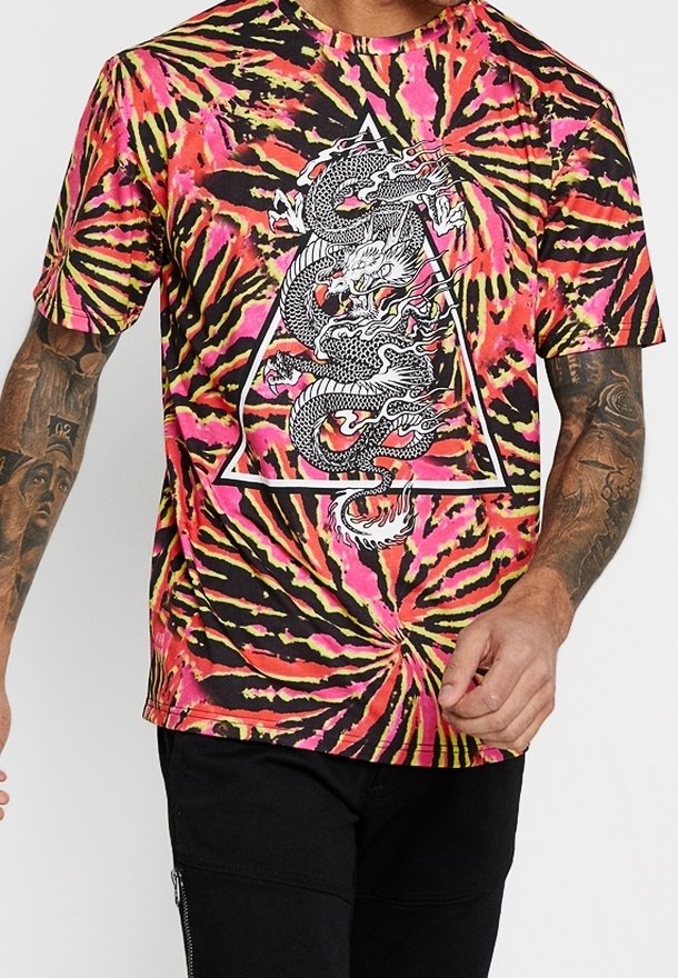 Tričko s krátkým rukávem v batikovaném vzoru růžové, černé a oranžové barvy, se středovým grafickým prvkem draka uvnitř trojúhelníku.