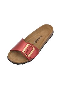 Röd lädersandal med bred rem och ett gyllene spänne, brun dämpad innersula och svart texturerad gummisula.