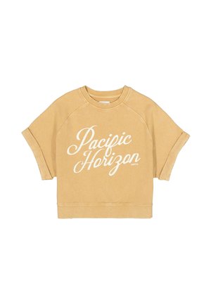 Mosterdgele sweatshirt met korte mouwen en een losse pasvorm, met witte cursieve tekst "Pacific Horizon" over de voorkant.