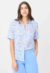 Kurzärmliges, hellblaues Button-Up-Hemd mit einem bunten Blattmuster in Pink und Beige. Leichte Stoffqualität mit entspannter Passform.