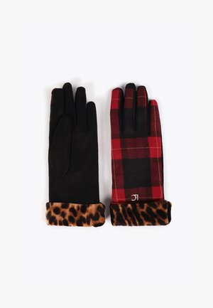Un par de guantes con puños de piel de leopardo; el guante izquierdo es completamente negro, mientras que el guante derecho tiene un patrón cuadros rojos y negros con un pequeño logo de metal.
