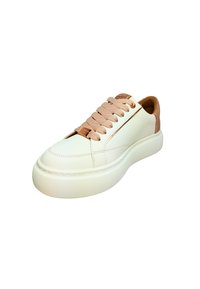Weiße Leder-Sneaker mit abgerundetem Zehenbereich, braunen Akzenten an der Ferse und beigen Schnürsenkeln. Dicke Gummisohle mit strukturierten Details.
