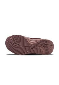 Sål af en bordeauxfarvet sneaker, der har et tekstureret gummimateriale med bølgemønstre og flade riller for godt greb. Accenter omfatter hævede prikker.