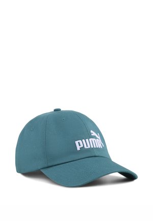 Gorra de béisbol Puma color azul verdoso con visera curva y logotipo blanco de Puma bordado en el centro delantero.