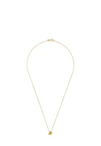 Delikatny złoty naszyjnik z łańcuszka z małym zawieszką w kształcie serca i zapięciem sprężynowym na białym tle.