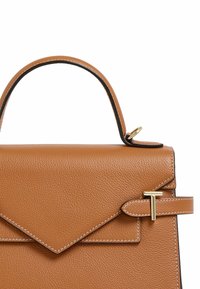 Borsa a mano in pelle color tan con design strutturato, pattina angolare, finiture in oro e cuciture bianche a contrasto. Include una maniglia corta.