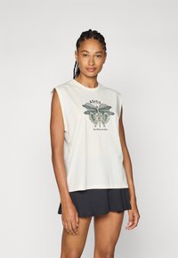 ASICS GAME SEASONAL GRAPHIC TOP - Sports T-shirt - cream