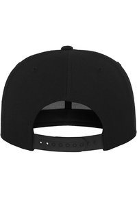 Schwarze Snapback-Mütze mit flachem Schirm, strukturiertem Oberteil und verstellbarem Kunststoffverschluss. Verfügt über ein texturiertes Gewebe und Belüftungsöffnungen.