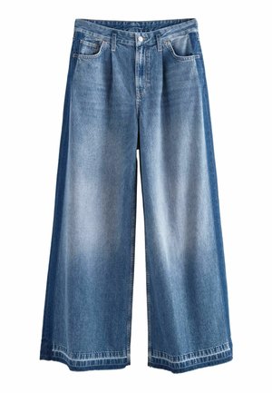 Pantalons en denim à jambes larges de couleur bleu clair à moyen, avec un délavage passé, des poches classiques et une fermeture à boutons. Matière en coton robuste.