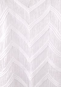 Tessuto bianco con un motivo a zigzag creato da frange testurizzate con linee verticali e lievi variazioni di spessore.