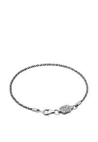 Silvrig vriden armband med en kräfta lås och en dekorativ texturerad charm. Designen är tunn och flexibel, vilket gör den lämplig för avslappnad användning.