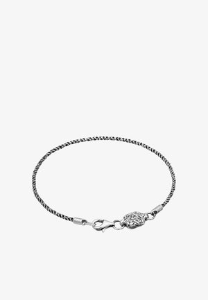 Sølv snoet armbånd med en karabinlås og en dekorativ tekstureret charm. Designet er tyndt og fleksibelt, velegnet til afslappet brug.