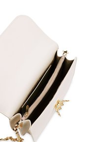 Světle béžová kabelka se strukturovaným tvarem, s klipem ze zlatého kovu, texturovanou podšívkou a dvěma přihrádkami pro organizaci.