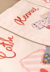 Canvas-Taschen in sanften Farben mit verspielten Illustrationen eines Hundes und geometrischen Mustern. Der Text enthält "Cath" und "Kennel" in handschriftlicher Schrift.
