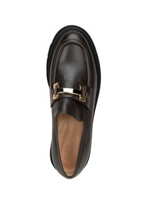 Hnědé kožené mokasíny se zlatým přezkovým detailem. Zaoblená špička, plochá podešev a švy podél okrajů. Měkká vnitřní podšívka.